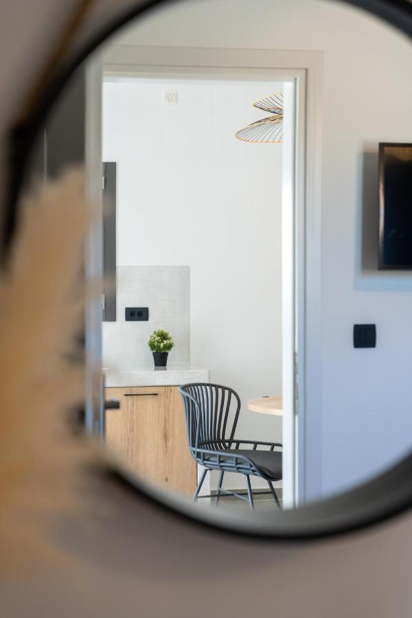 Almira Luxury Suites เปริโวลอส ภายนอก รูปภาพ