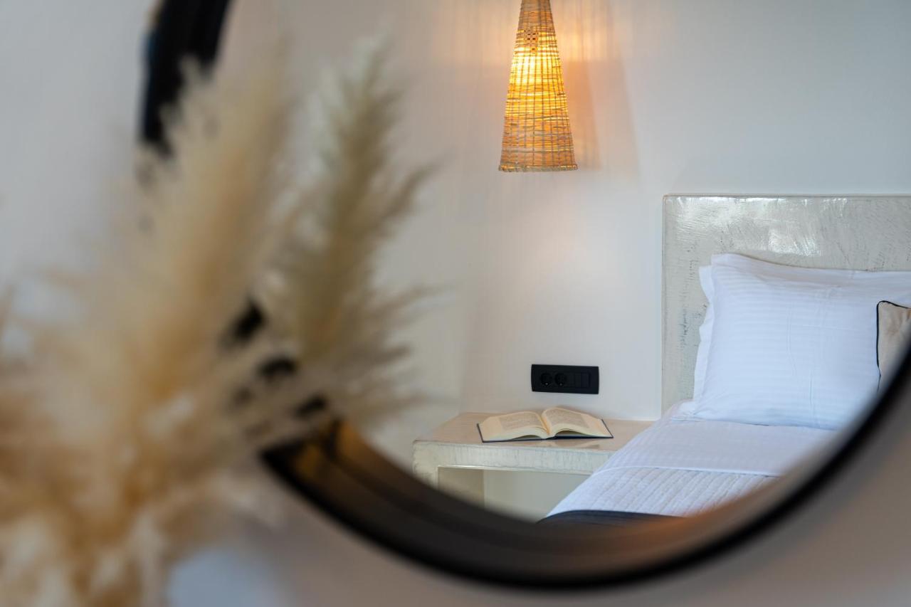 Almira Luxury Suites เปริโวลอส ภายนอก รูปภาพ