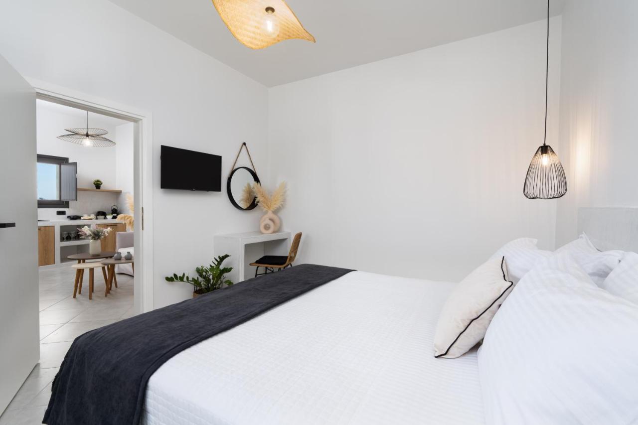 Almira Luxury Suites เปริโวลอส ภายนอก รูปภาพ